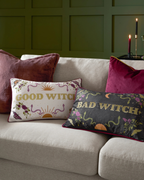 Coussin en velours brodé - Good witch