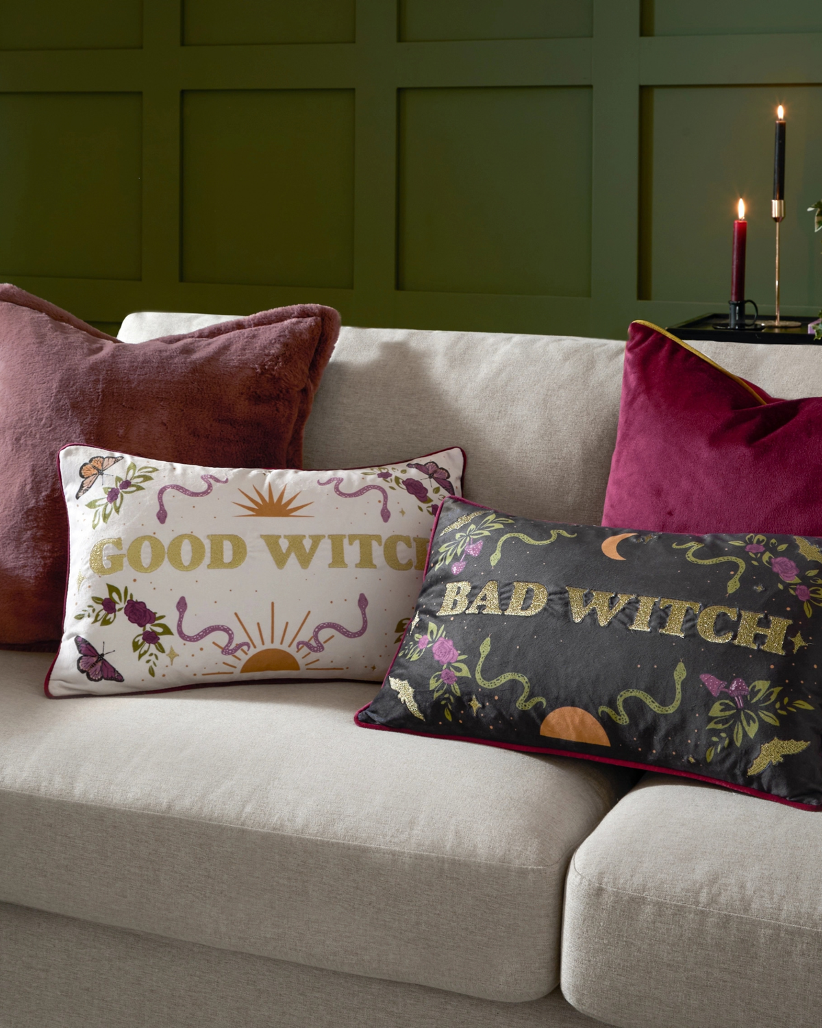 Coussin en velours brodé - Good witch